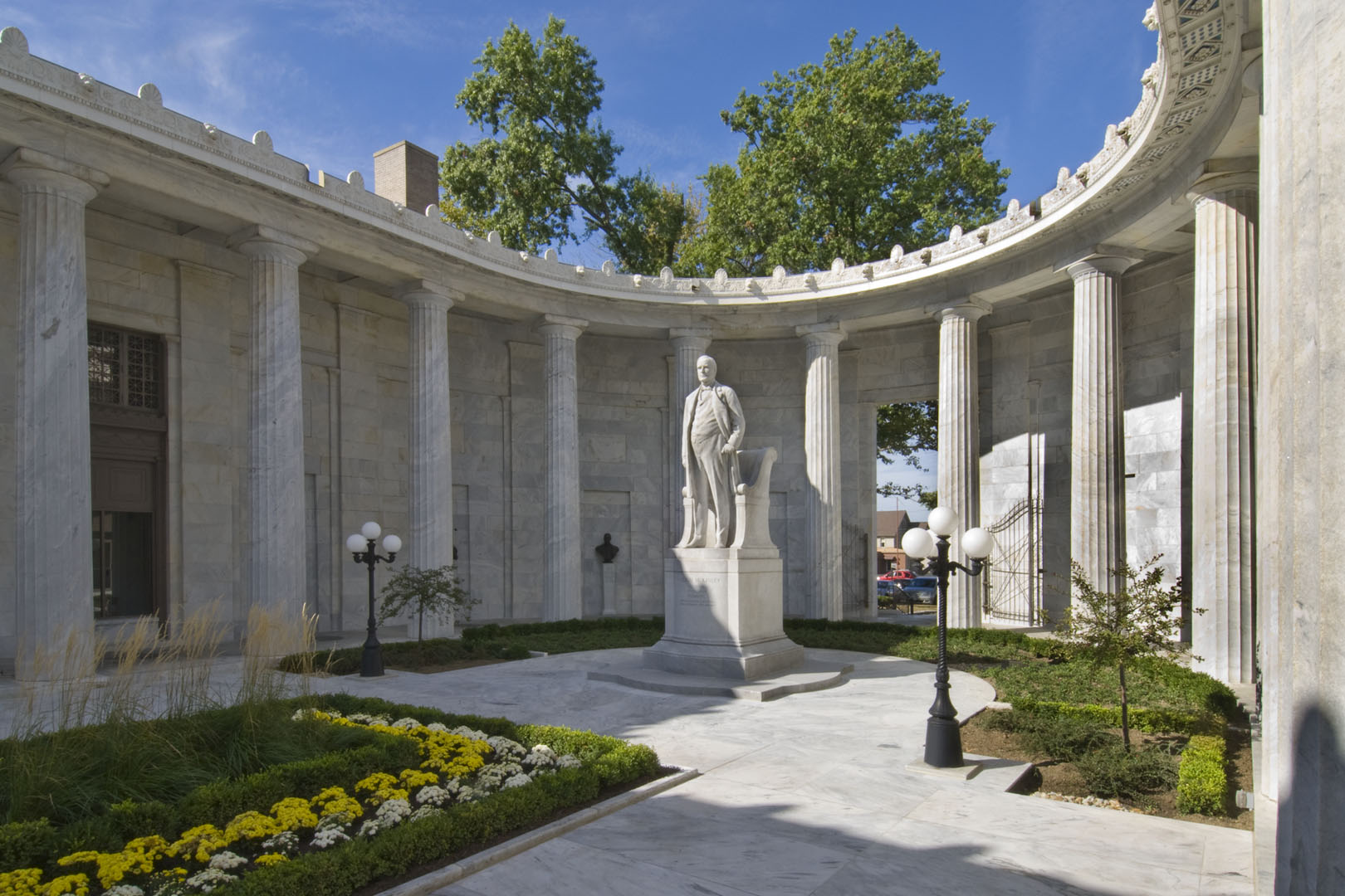 McKinley Memorial, Courtyard and colonnade