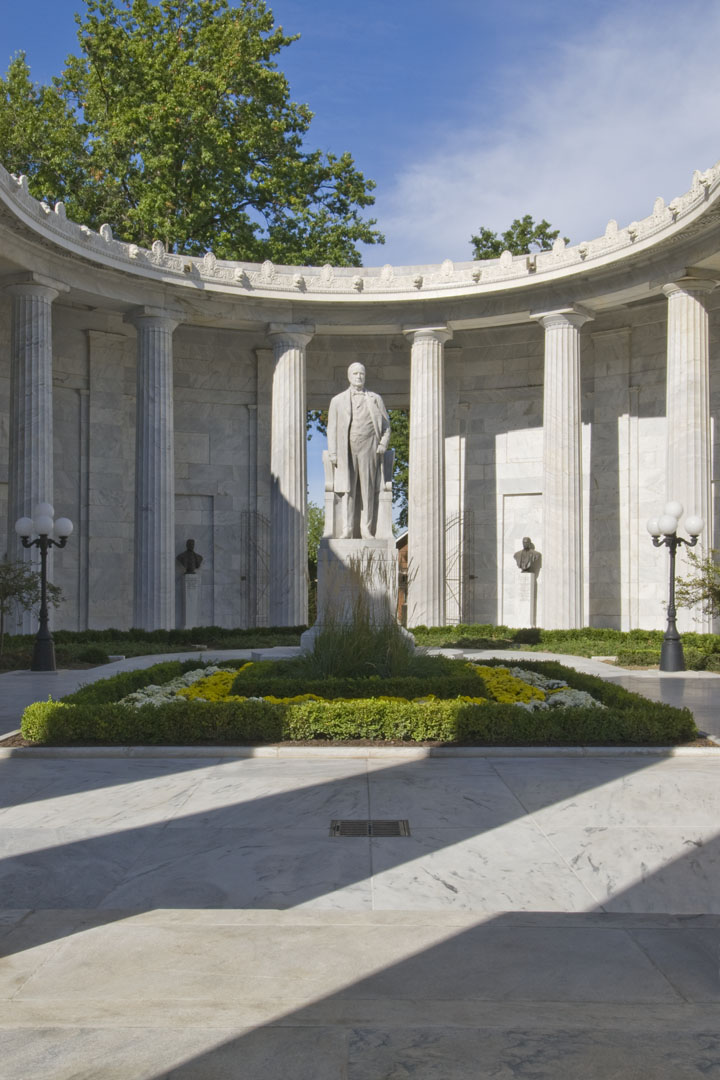 McKinley Memorial, Courtyard and colonnade